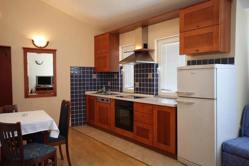 Studio Apartmani Bijeli Delfin Biograd Na Moru Lägenhet